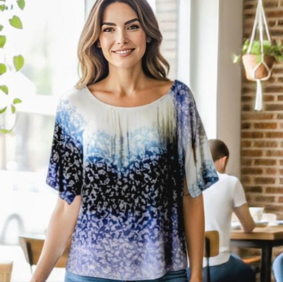 🩵Flowy, Stretchy 3/4 Sleeve Top Floral w/Gradations of Blue and Creamy White - Picture 7 of 7
